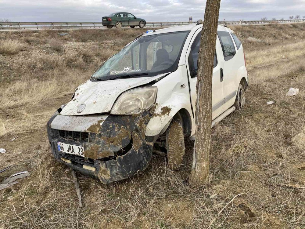 Konya’da hafif ticari araç takla attı, yaralılar var