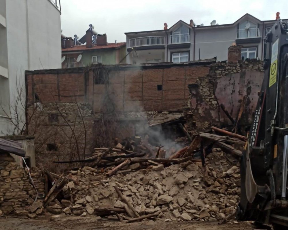 Konya’daki evde yangın çıktı, enkazda aramalar başladı