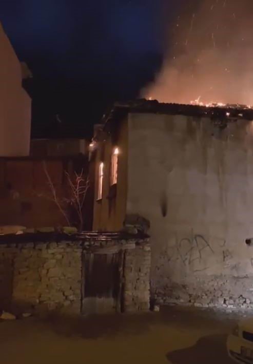 Konya’daki evde yangın çıktı, enkazda aramalar başladı