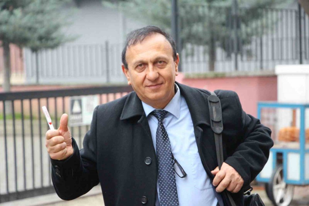 Bağımsız aday takım elbisesi ile 1 oy için tarla belliyor