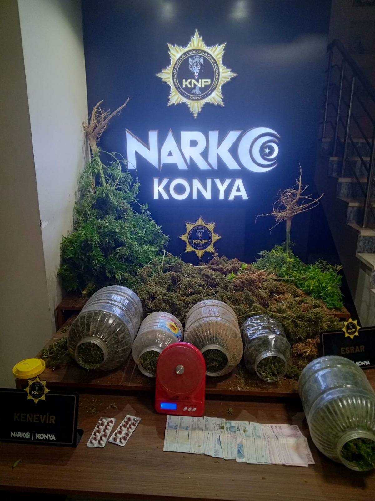 konyada-iki-ayri-operasyon-kilolarca-uyusturucu-madde-ele-gecirildi-002.jpg