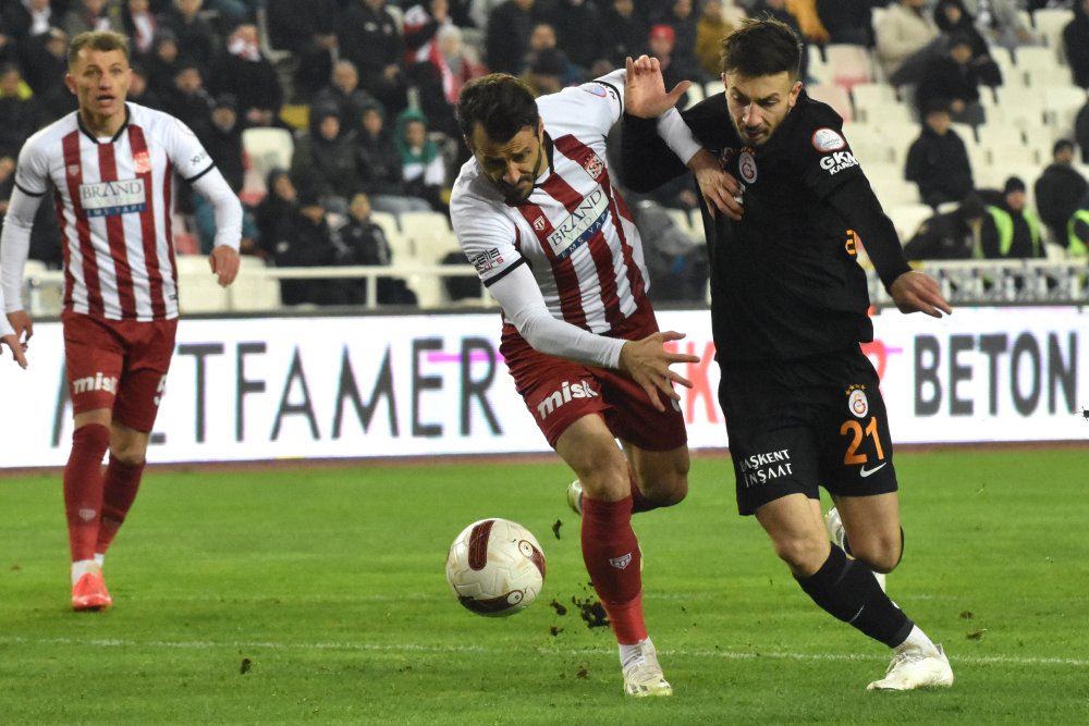 Galatasaray zirve yarışında yara aldı!