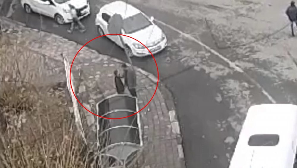 İki öğretmenin sokaktaki tekme ve yumruklu kavgası kamerada