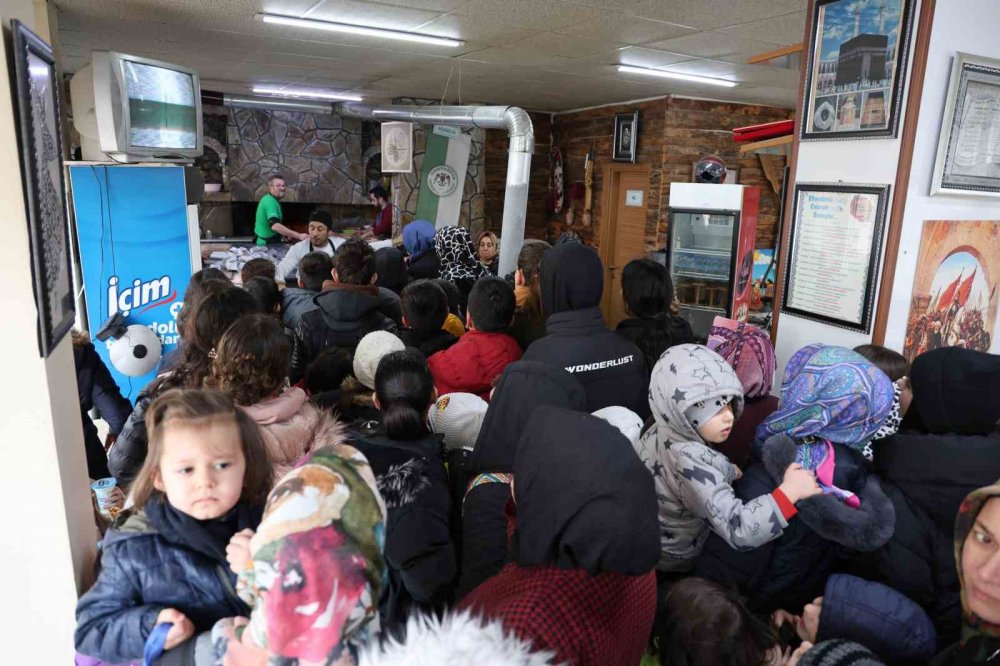 Konya'daki esnaf "şivlilik" diye gelen çocuklara etliekmek ikram etti