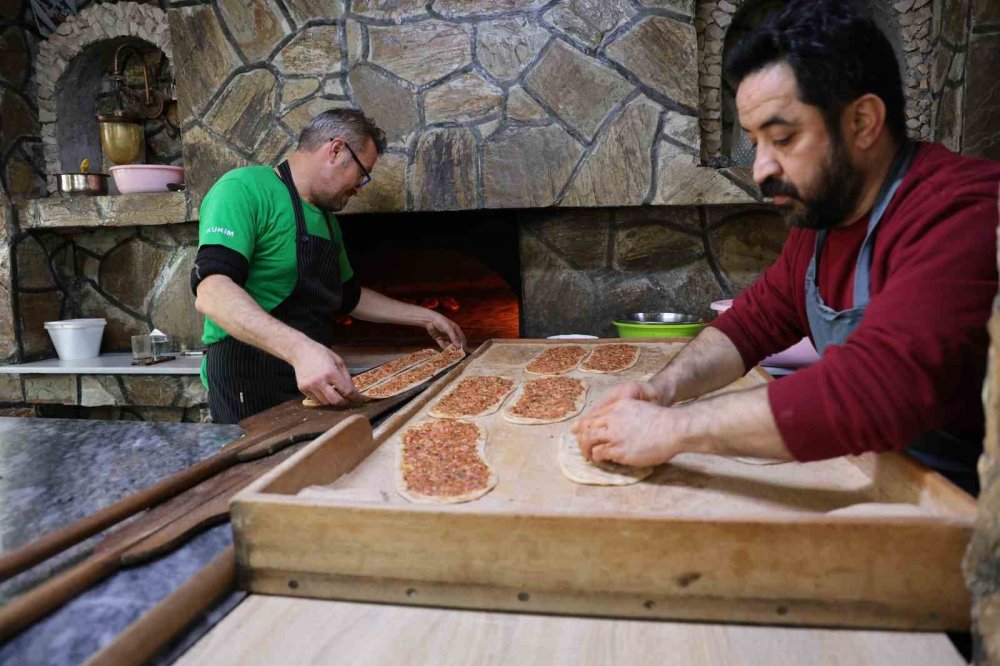 Konya'daki esnaf "şivlilik" diye gelen çocuklara etliekmek ikram etti