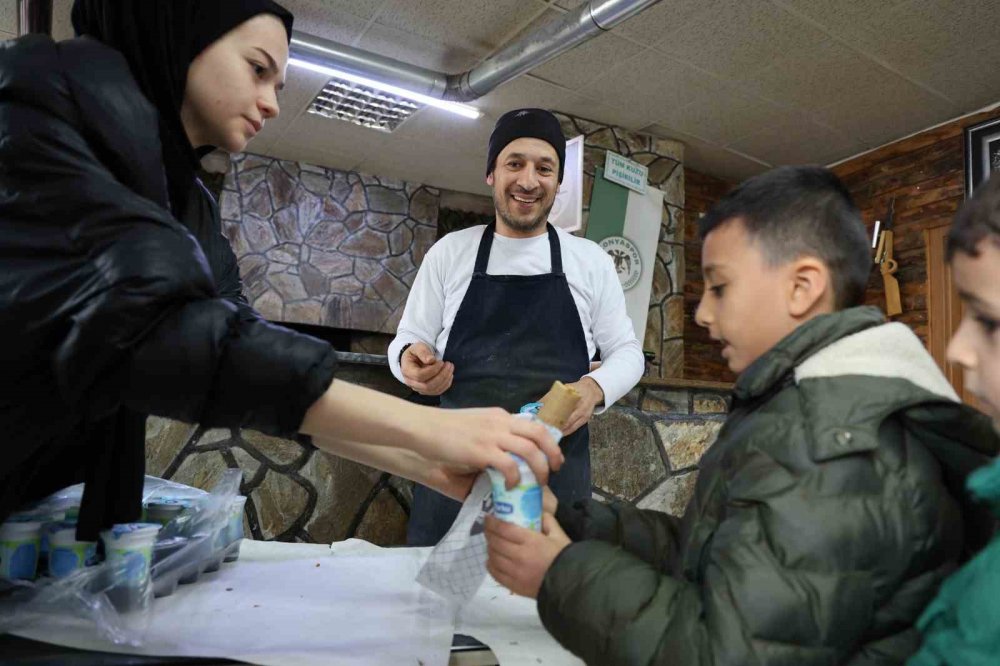 Konya'daki esnaf "şivlilik" diye gelen çocuklara etliekmek ikram etti