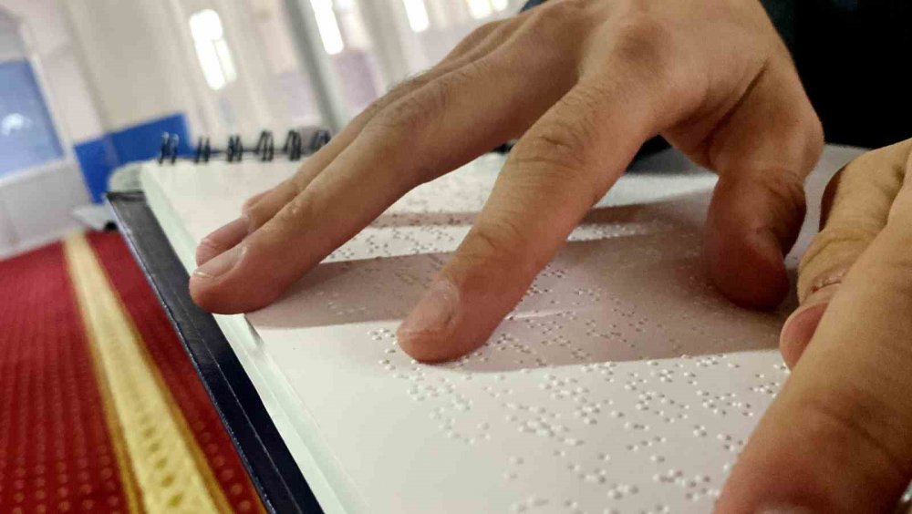 Konya'da doğuştan görme engelli hafız gencin azmi takdir topluyor