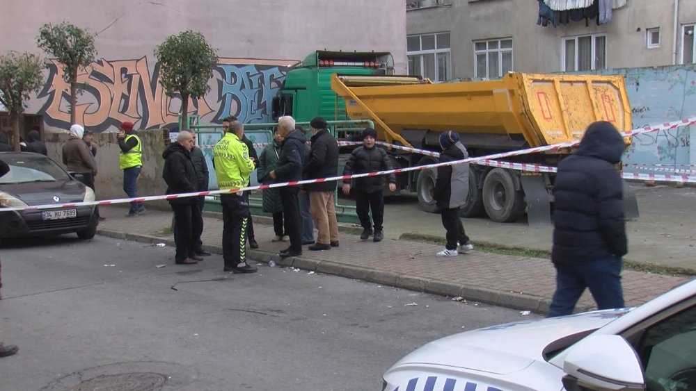 Hafriyat kamyonunun çarptığı apartman boşaltıldı