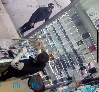 Müşteri gibi geldi, 70 bin liralık telefonu çalıp gitti