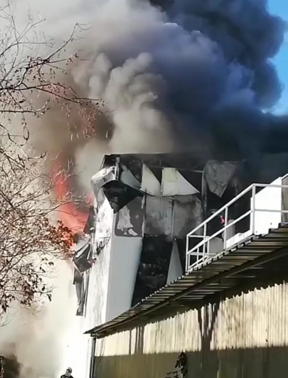 Fabrika cayır cayır yandı