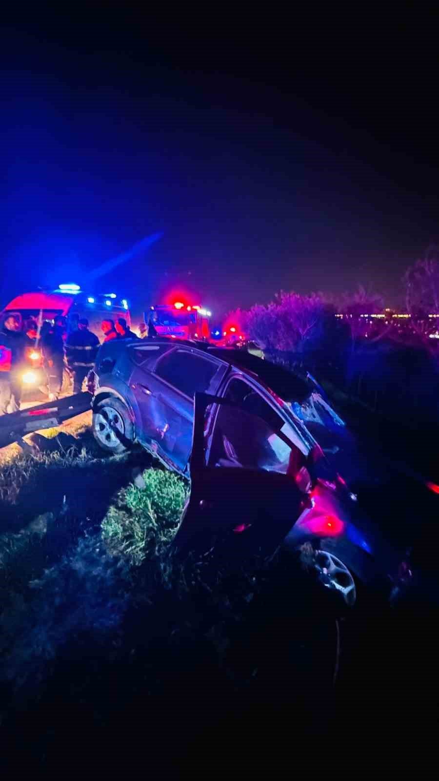 Kontrolden çıkan otomobil bariyerleri aşarak yol kenarına uçtu