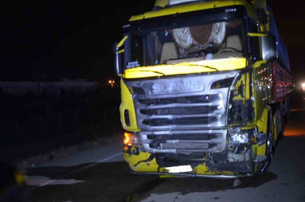 Konya’da tır ile hafif ticari araç çarpıştı