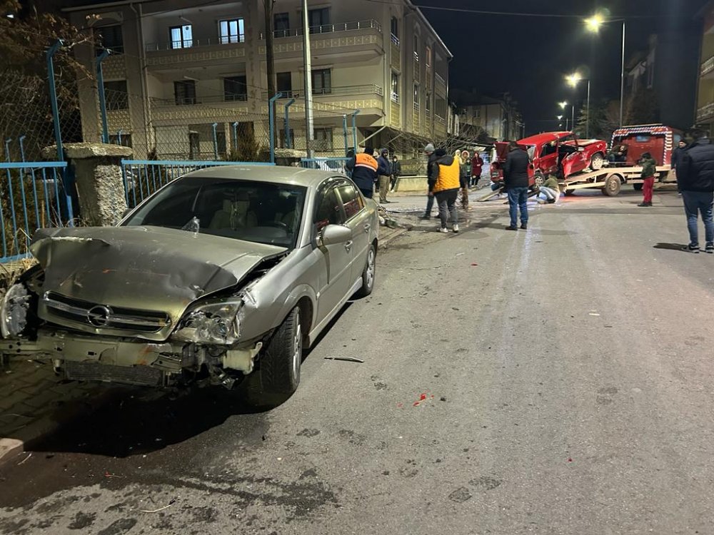 İki otomobil çarpıştı: 5 yaralı