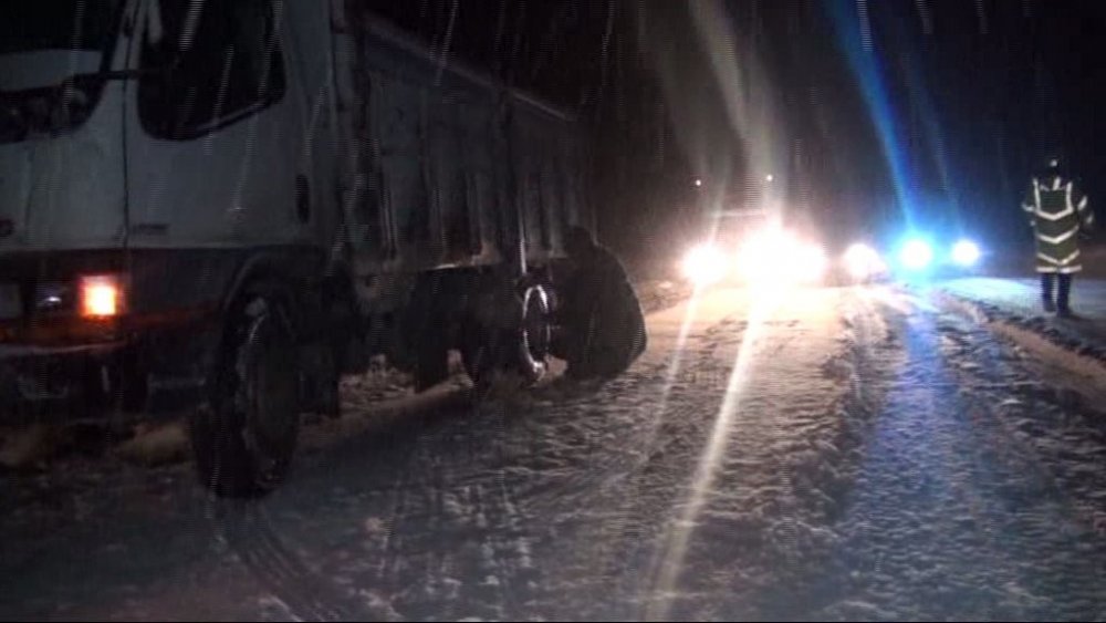 Konya karayolunda kar yolları kapattı