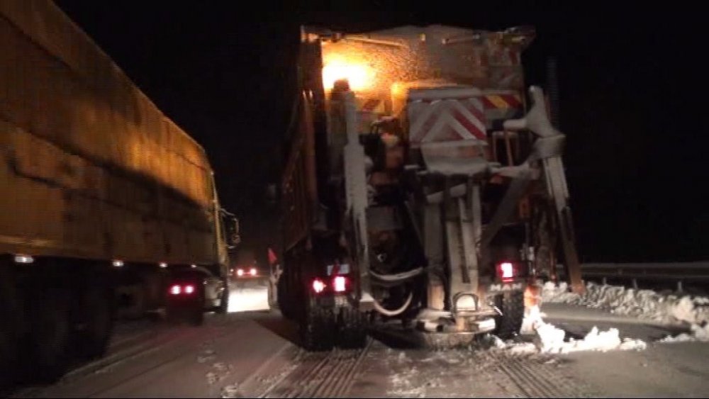 Konya karayolunda kar yolları kapattı