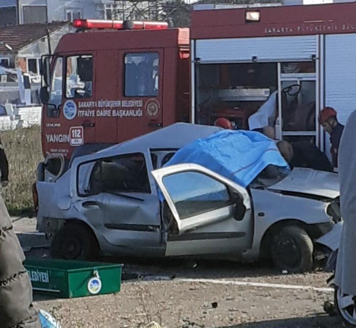 İki otomobil kafa kafaya çarpıştı: 1 ölü, 2 yaralı