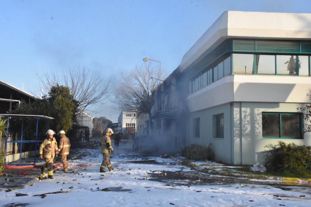 İzmir'de parfüm fabrikasında yangın: 1 ölü, 3 yaralı