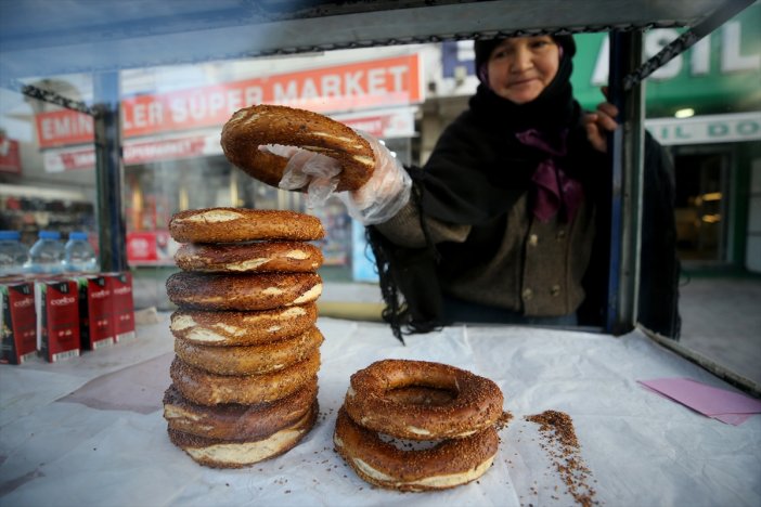 aa-20240118-33466584-33466579-konyanin-simitci-teyzesi-17-yildir-tezgahinin-basinda-1.jpg