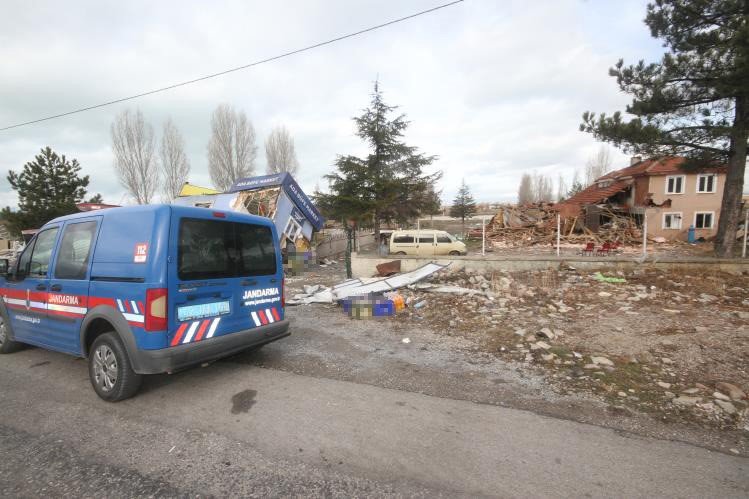 Konya'da iş makinesiyle alkollü restoranı yerle bir etti