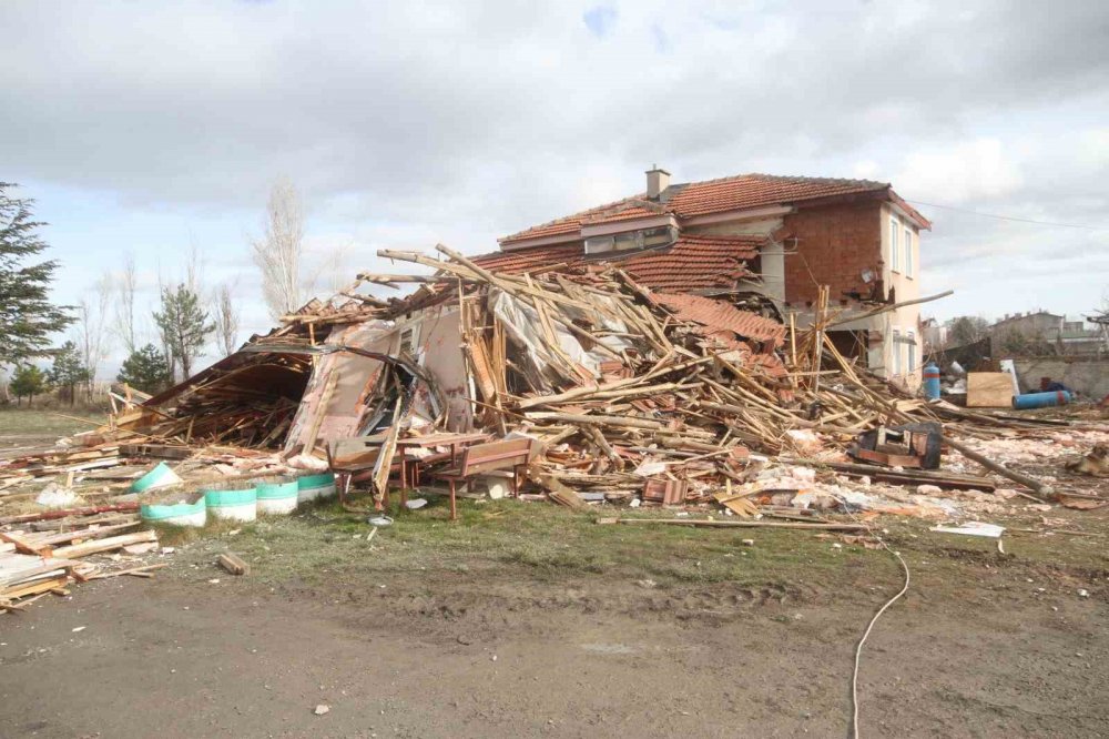 Konya'da iş makinesiyle alkollü restoranı yerle bir etti
