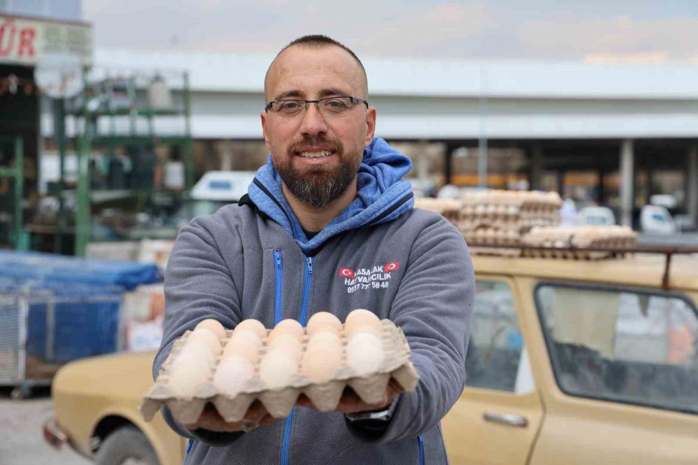Konya'da tavuklarını otomobille gezdiriyor! Sebebini açıkladı
