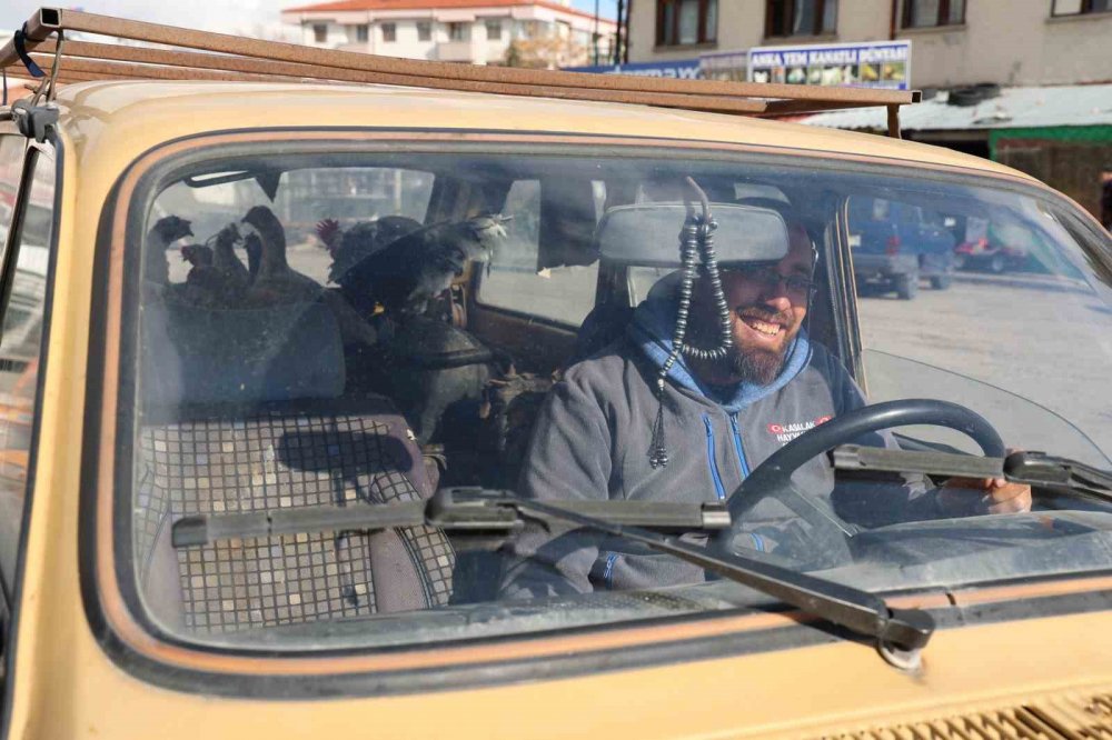 Konya'da tavuklarını otomobille gezdiriyor! Sebebini açıkladı