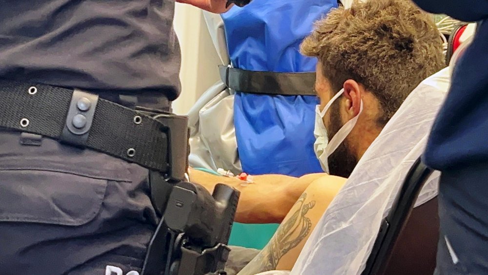 Boş apartmanda yaktığı ateş, kollarını ve boynunu yaktı