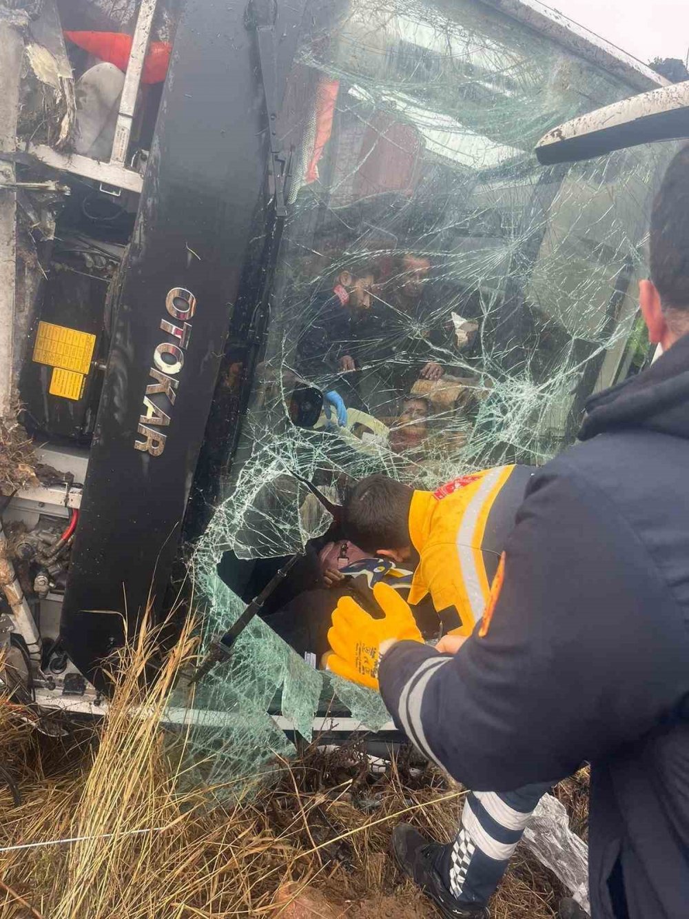 Yolcu midibüsü şarampole devrildi: 20 yaralı