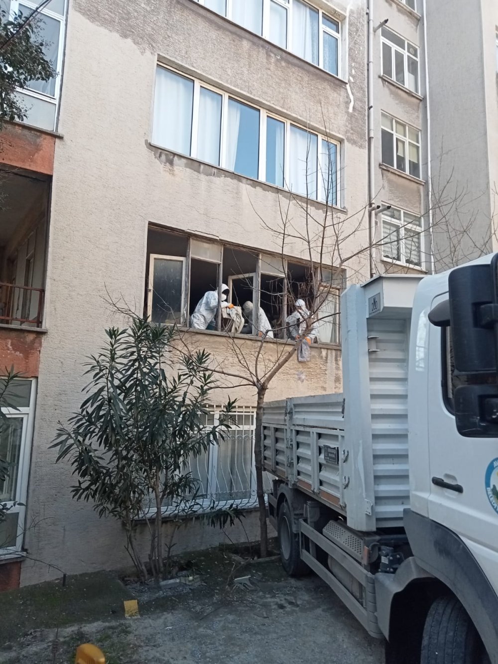 Emekli öğretmenin cesedinin bulunduğu evden 10 kamyonet çöp çıktı