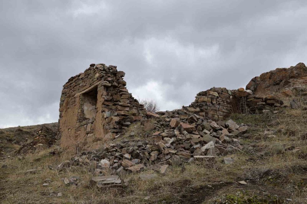 'Üç harfli' söylentisi yüzünden köyü terkettiler