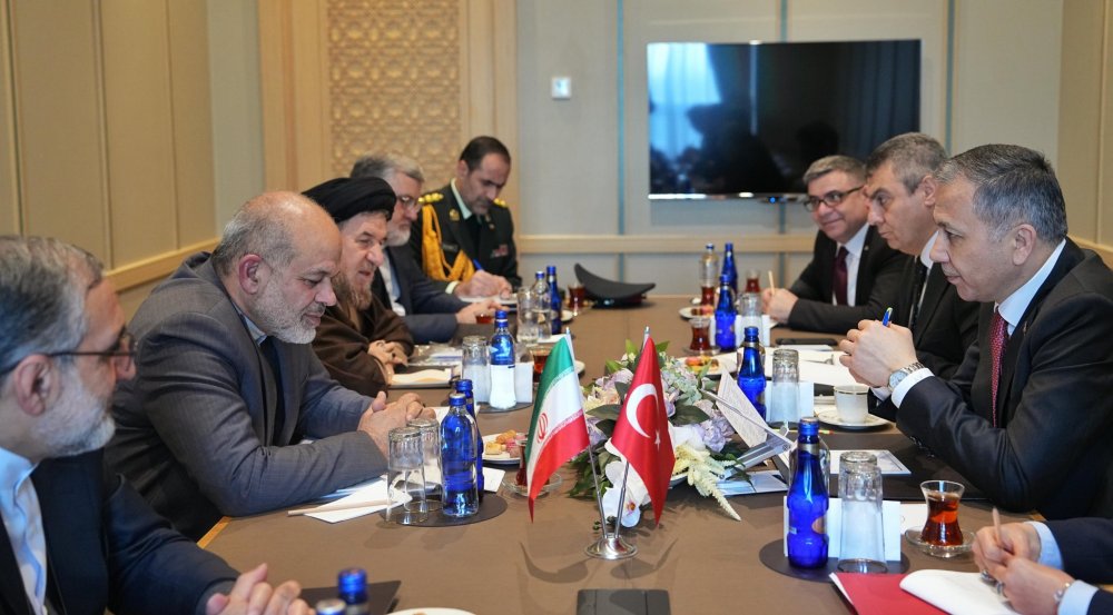 Bakan Yerlikaya, İranlı mevkidaşı Vahidi ile görüştü