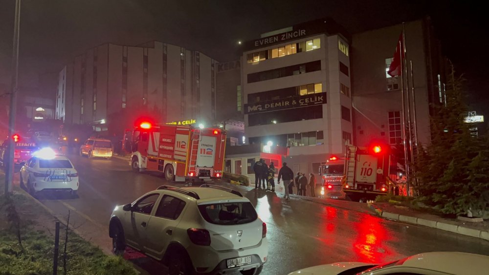 Demir çelik fabrikasının boyahanesinde çıkan yangın söndürüldü