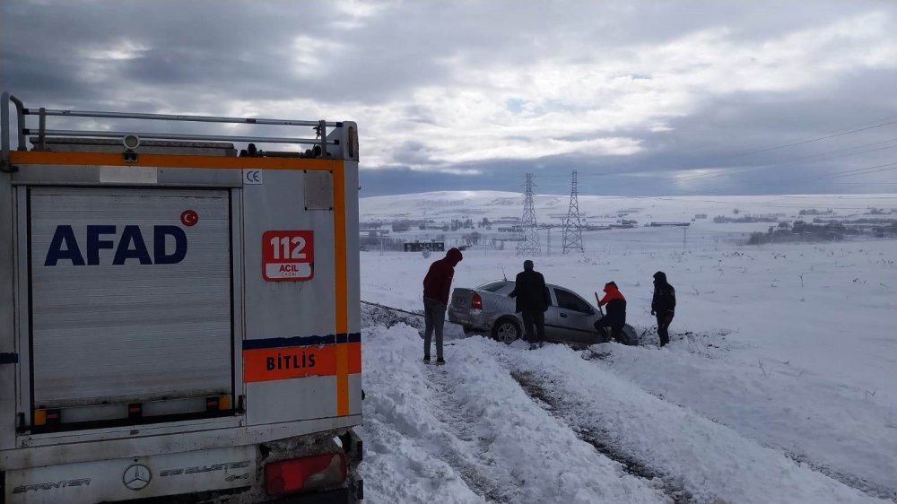 Otomobil TIR'a arkadan çarptı: 2 ölü, 1 yaralı
