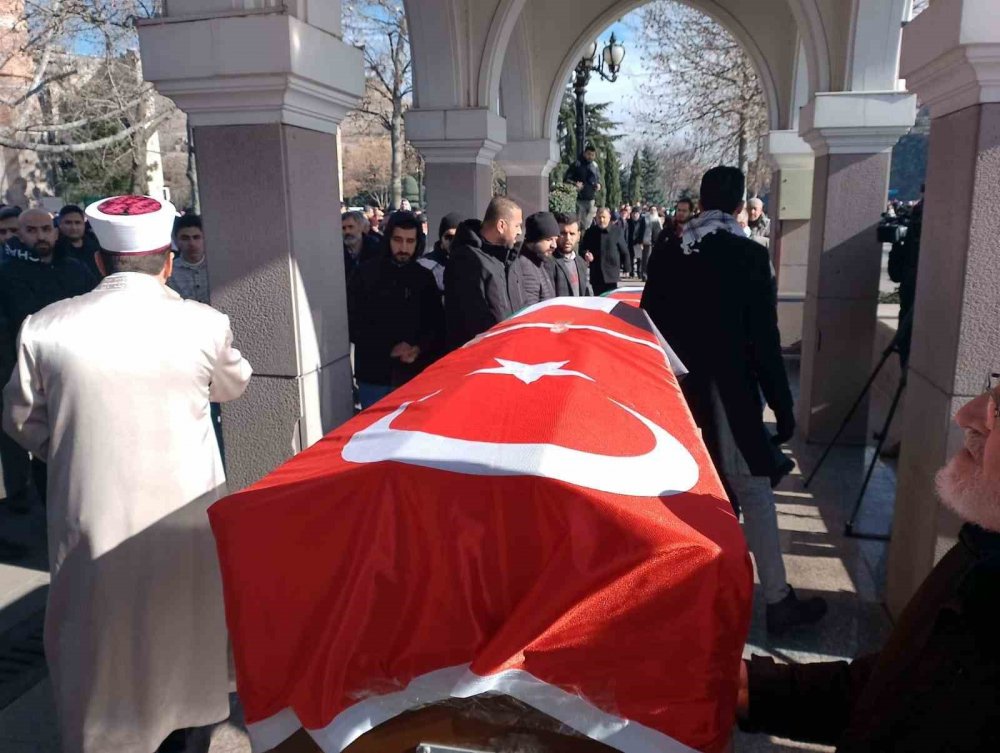 Türkiye’de tedavi gördükleri hastanede hayatını kaybeden 2 Filistinli son yolculuğuna uğurlandı