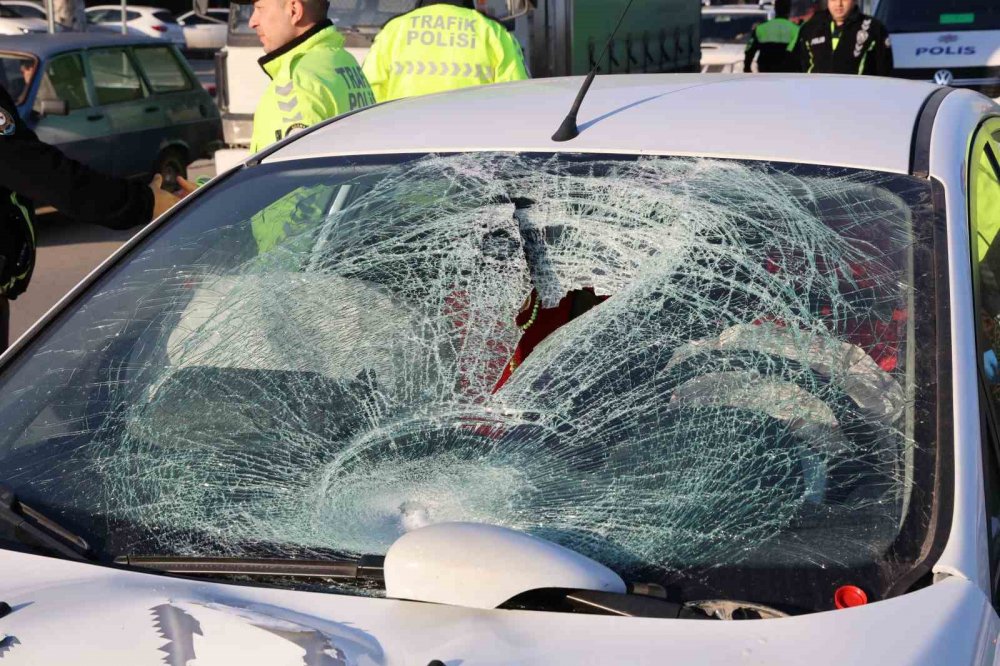 Yolun karşısına geçmek isterken canından oldu