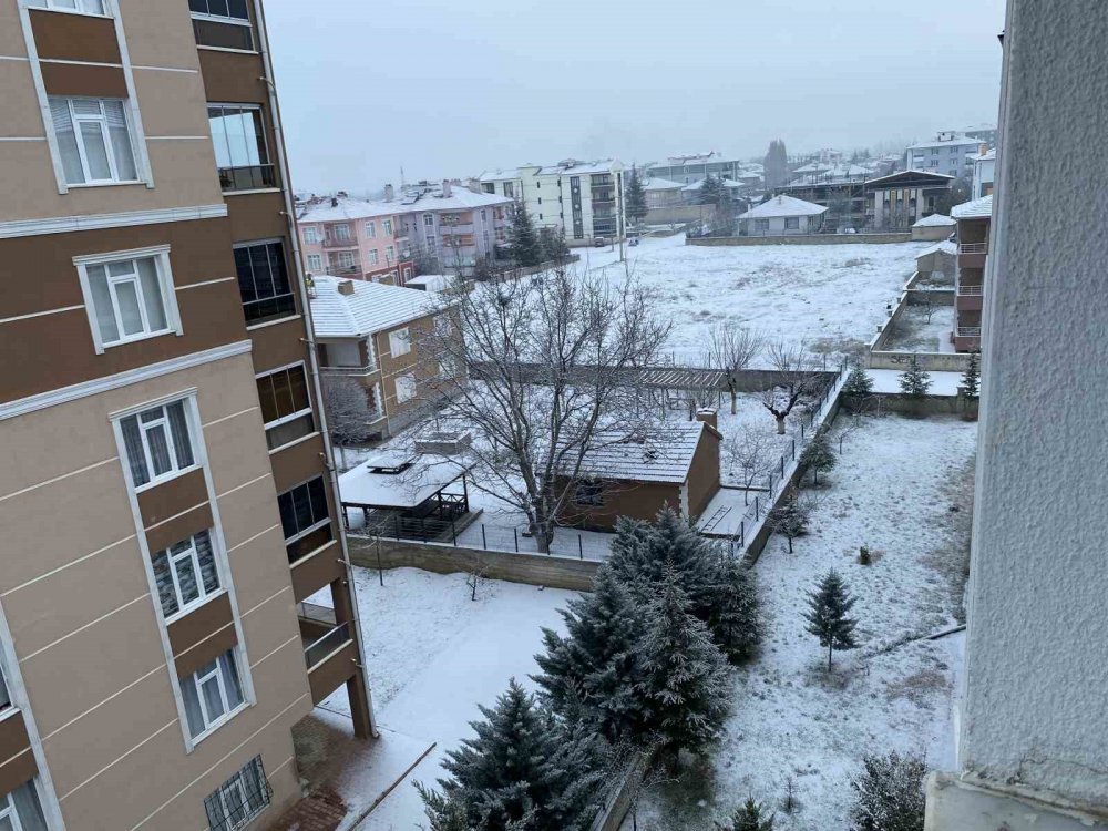 Konya'da kar yağışı ilçeyi beyaza bürüdü