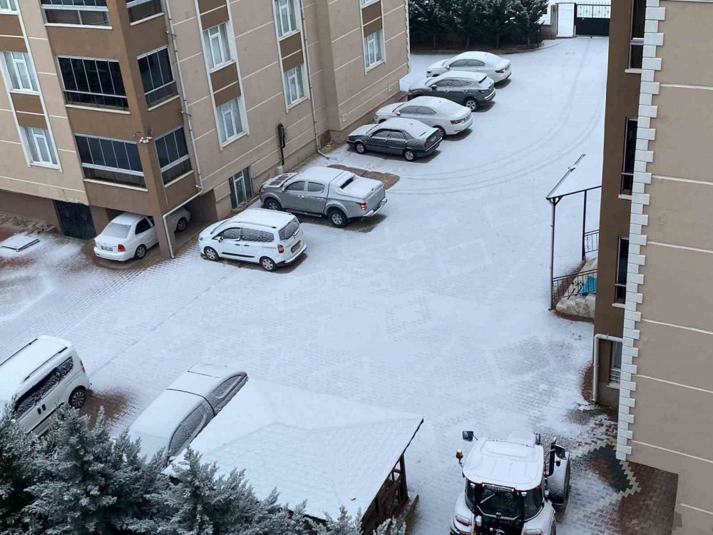 Konya'da kar yağışı ilçeyi beyaza bürüdü