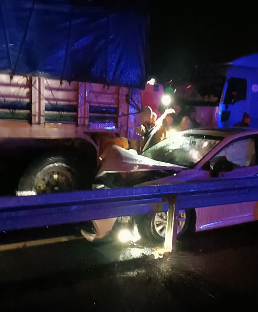 Otomobil TIR'a arkadan çarptı: 1’i ağır 6 yaralı