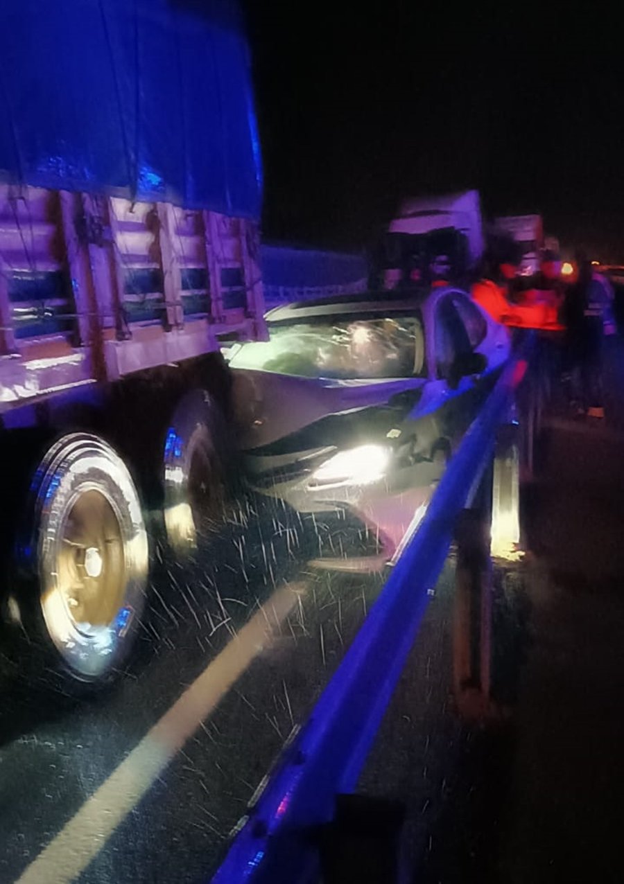 Otomobil TIR'a arkadan çarptı: 1’i ağır 6 yaralı