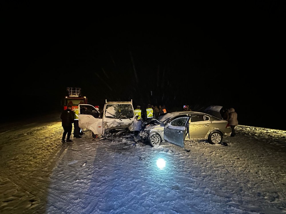 Kamyonetle otomobil çarpıştı: 1 ölü, 6 yaralı