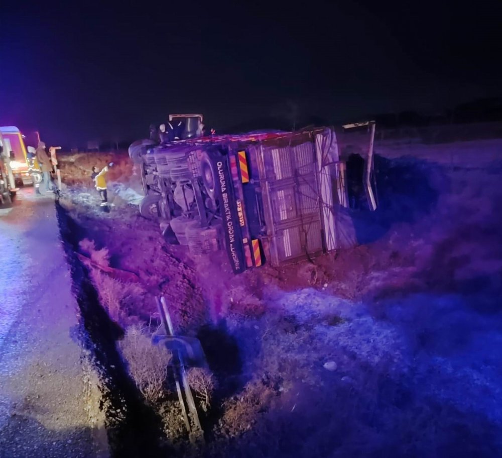 Konya’da elma yüklü kamyon devrildi, sürücü yaralandı