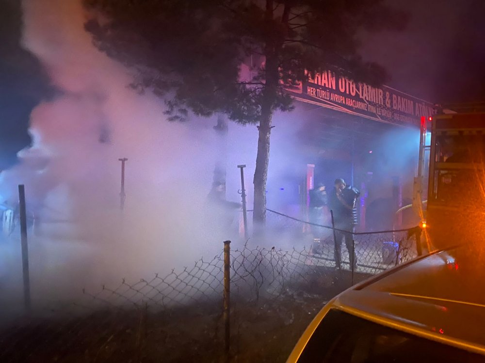 Oto tamircide çıkan yangın, itfaiye ekiplerince söndürüldü