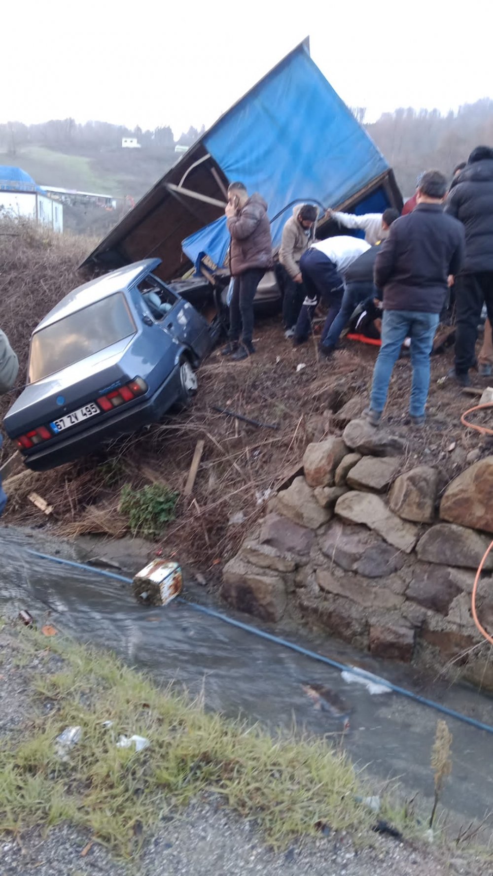 Otomobil dere yatağına savruldu: 1 ölü, 1 yaralı