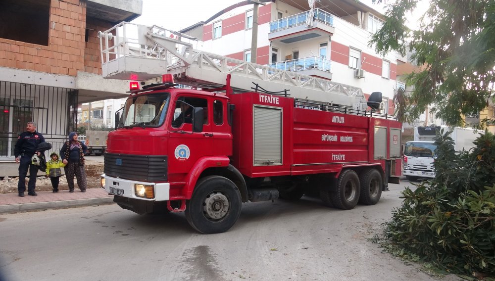 Teras katında tadilat yaparken, ahşap çatı üzerine devrildi