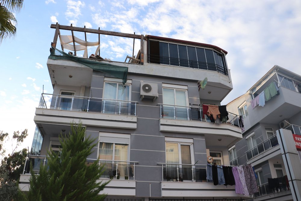 Teras katında tadilat yaparken, ahşap çatı üzerine devrildi