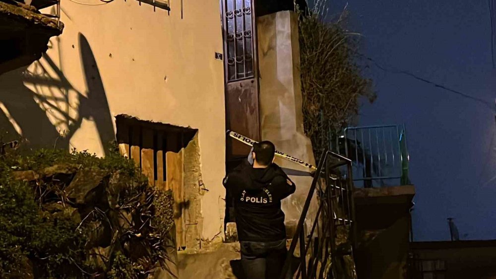 Annesini tabancayla vurulmuş halde buldu