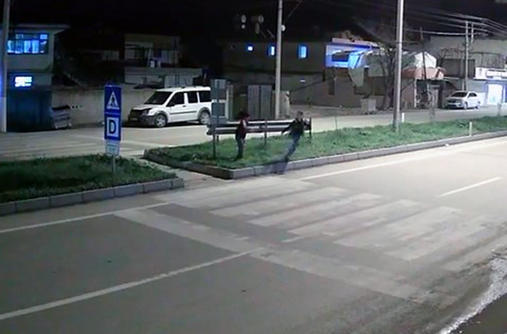 Arkadaşıyla şakalaşırken yola çıkan çocuk minibüsün çarpmasıyla öldü