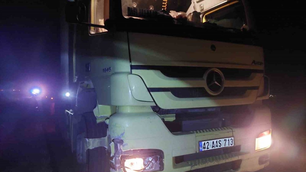 Konya'da tır otomobile arkadan çarptı!