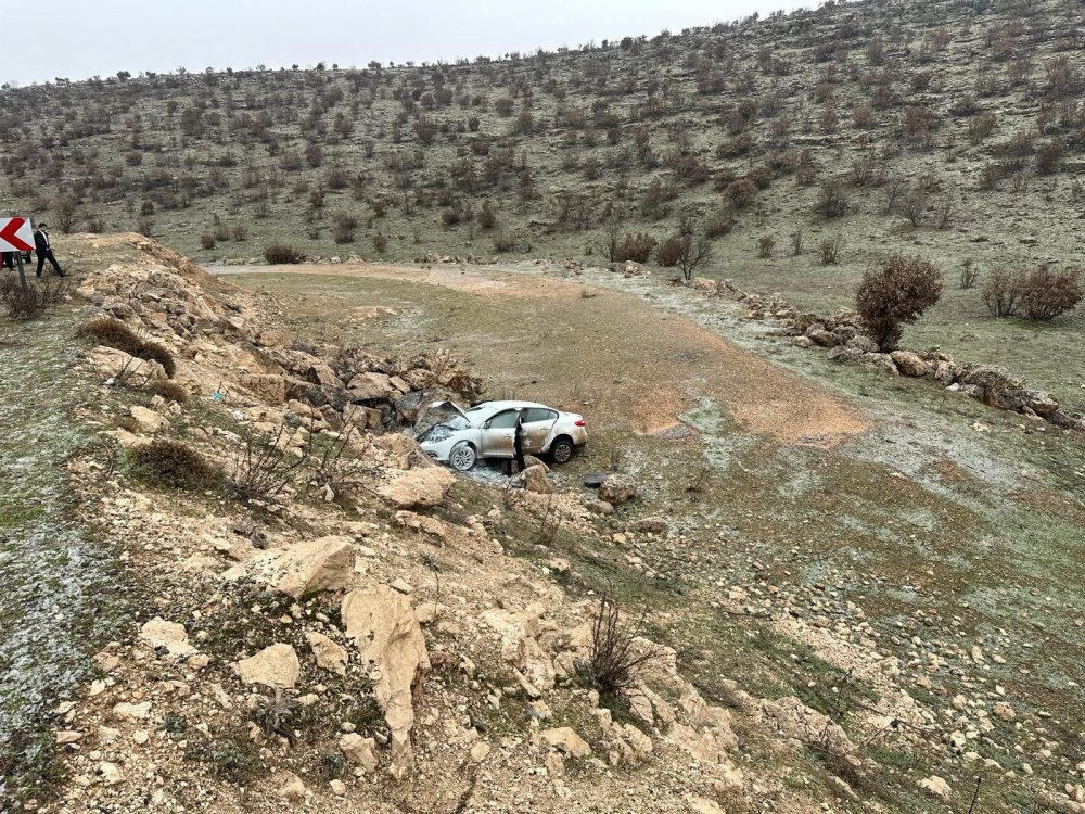 Otomobil, şarampole devrildi: 4 yaralı