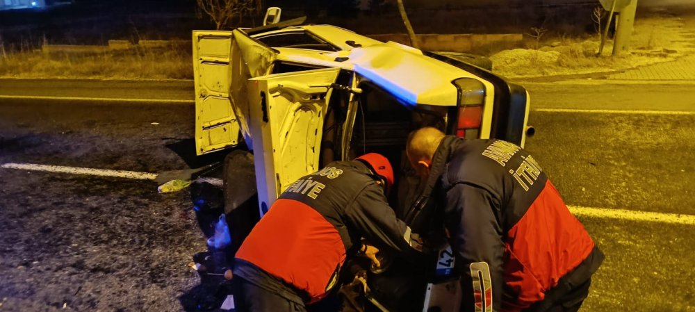 Refüje çarpan otomobil takla attı: 5 yaralı